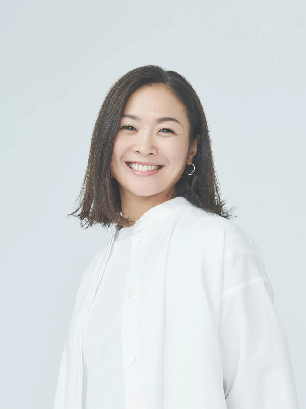 写真:白い服でほほ笑むパラトライアスロン谷真海選手