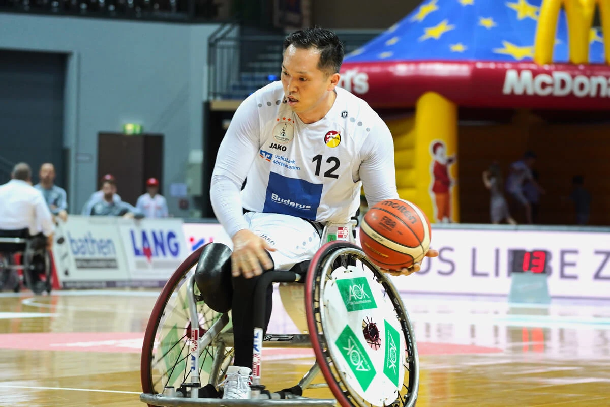 写真:試合中の藤本怜央選手。左手にボールを持っている