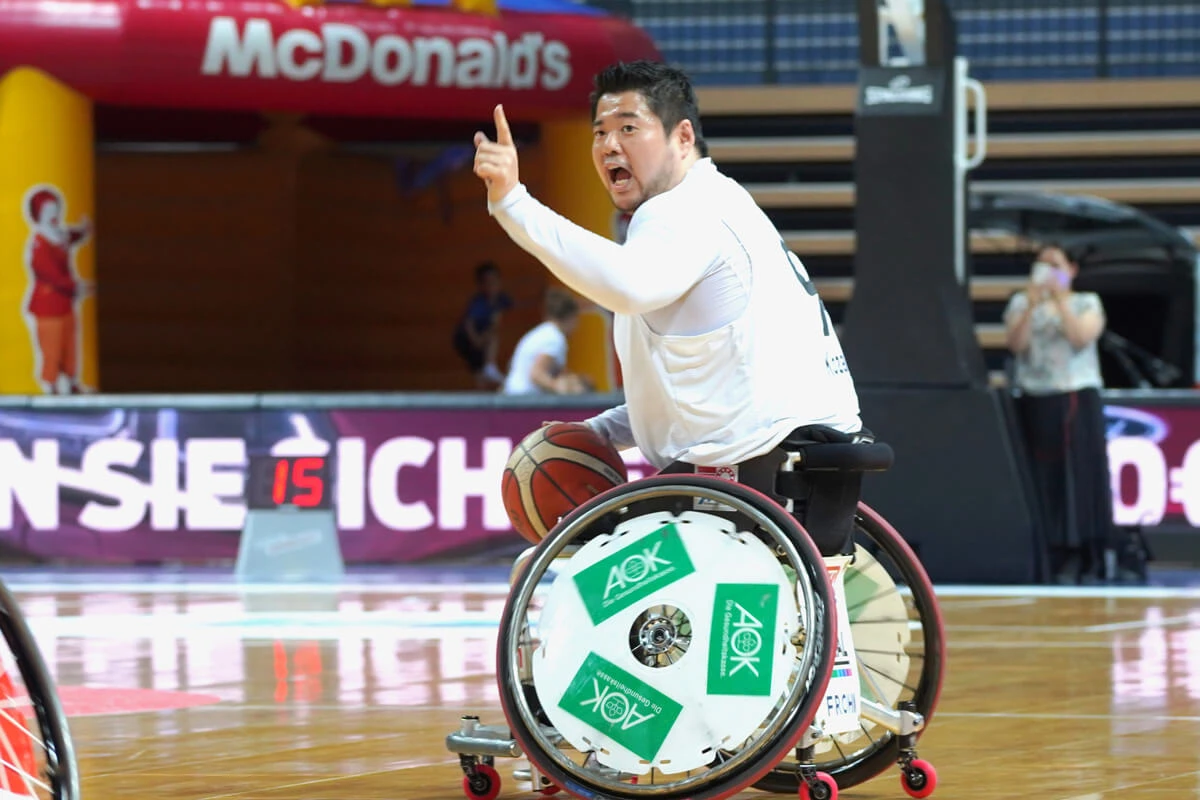 写真:試合中に左手の人差し指を立てながら、声を出す香西宏昭選手