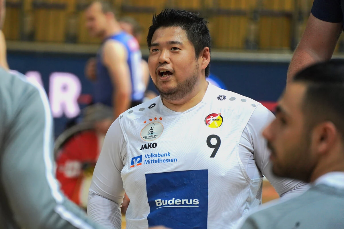 写真:試合中の香西宏昭選手がたたずむ様子