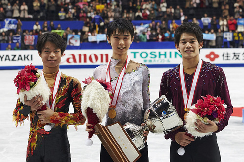 昨年12月の全日本選手権で町田（写真左）は2位。優勝は羽生結弦（中央）、3位は小塚崇彦（右）photo by Noto Sunao