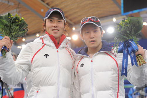 バンクーバー五輪の500mで長島圭一郎（左）が銀メダル、加藤条治は銅メダルを獲得した　photo by JMPA