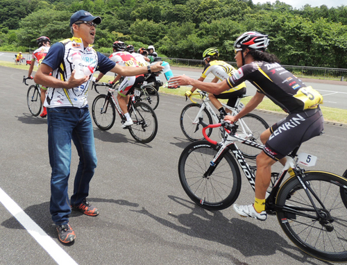 レース中は選手にドリンクを渡す仕事もこなすマッサーの森川健一郎（左）