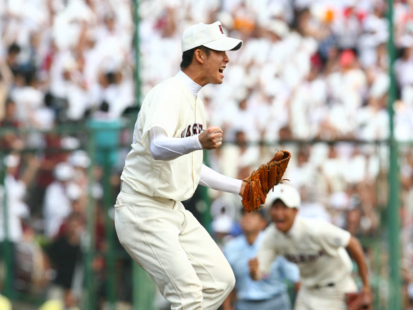 決勝再試合で最後の打者・田中将大から三振を奪い、喜びを爆発させる早実・斎藤佑樹