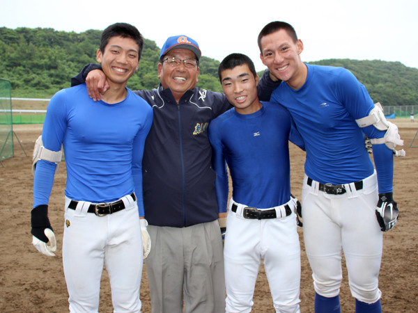 写真左から主将の岡崎雄大、鈴木博識監督、好守の内野手・勢子忠史、留学生の張為瀚