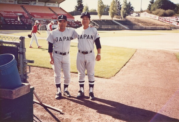 1987年の日米親善野球・高校日本代表チームの監督を務めた中村順司氏（左）とコーチの前田三夫氏　写真提供／前田三夫