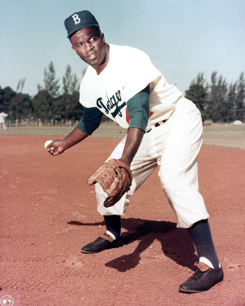 近代メジャーリーグで初の黒人選手となったジャッキー・ロビンソン