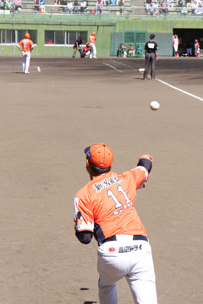 ブルペンで若手相手にキャッチボールをする兼任コーチの長田秀一郎