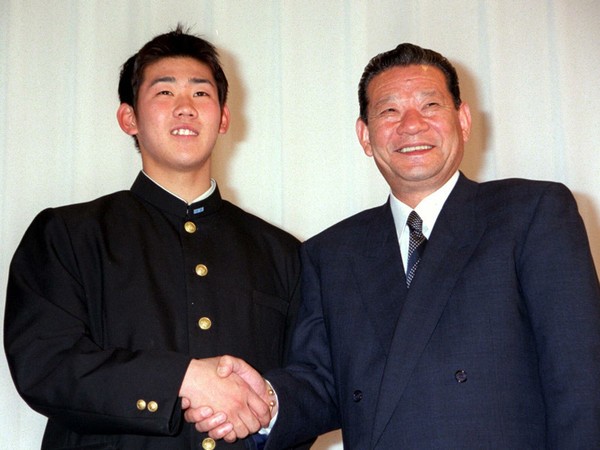 西武入団が決まった松坂大輔（写真左）と握手する当時球団本部長の浦田直治氏