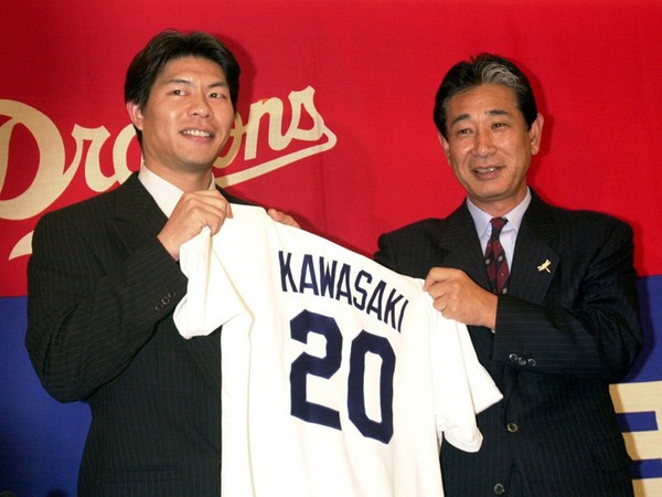 2000年オフ、FAでヤクルトから中日に移籍した川崎憲次郎（写真左）。右は星野仙一監督