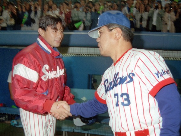 1992年９月にケガから復帰した荒木（左）と握手する野村克也