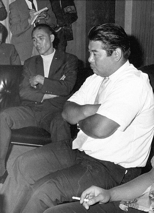 1969年、「東京ドラゴンズ」の森徹監督（右）は疲れた表情でベネズエラから帰国（写真＝共同通信）