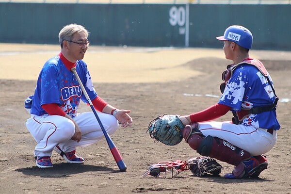 選手に指導する西崎監督（左）photo by HISATO