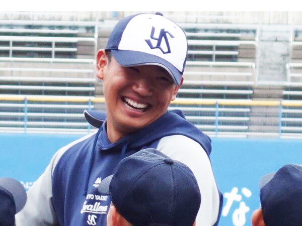 野球教室で笑顔を見せる奥川恭伸 photo by Shimamura Seiya