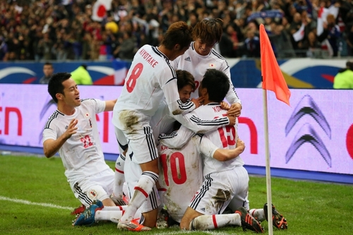 後半、香川のゴールが決まり１－０。フランス戦で歴史的な1勝を挙げたザックジャパン