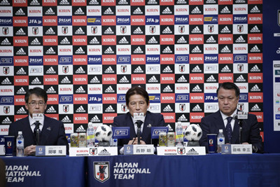 ロシアＷ杯メンバーを発表する（左から）関塚隆技術委員長、西野朗監督、田嶋幸三会長