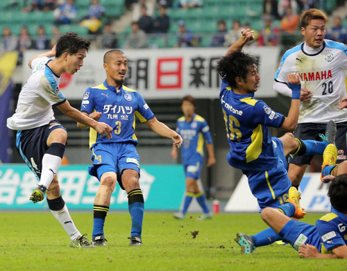 ジュビロ磐田のJ1昇格を決める、劇的なゴールを挙げた小林祐希（左）。photo by Nikkan sports/AFLO