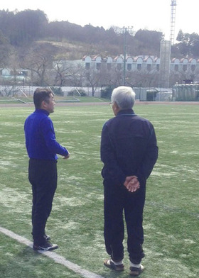 富士の麓のグラウンドで、日本サッカーの将来を語り合う阿山恭弘さん（左）と阿部章さん