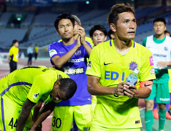 キャプテン青山敏弘（右）を筆頭に試合後、サポーターに挨拶をする広島選手たち