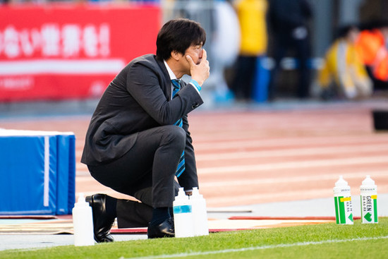 J1最終節、川崎Ｆに敗れてがっくりと膝をつく磐田の名波監督