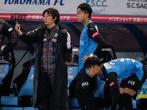 監督就任４年で、３度のリーグ優勝を達成した川崎の鬼木達監督（写真左）