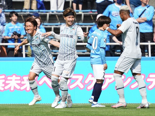 第６節の横浜FC戦も山岸祐也（中央）のゴールで先制したアビスパ福岡だが...