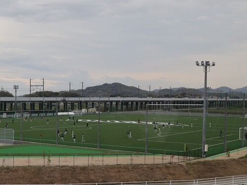 岡山県の倉敷市に移転した作陽学園。人工芝２面のサッカー場を備える