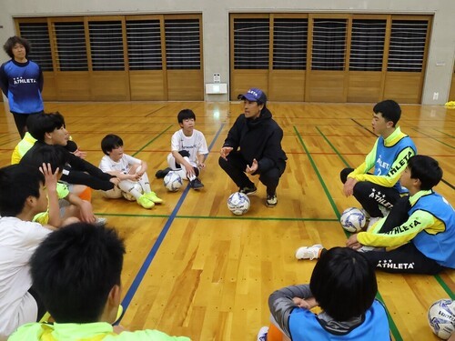 長野県白馬村では、新潟の長岡JYFCを育てた西田勝彦氏（右から４番目）の指導が始まった