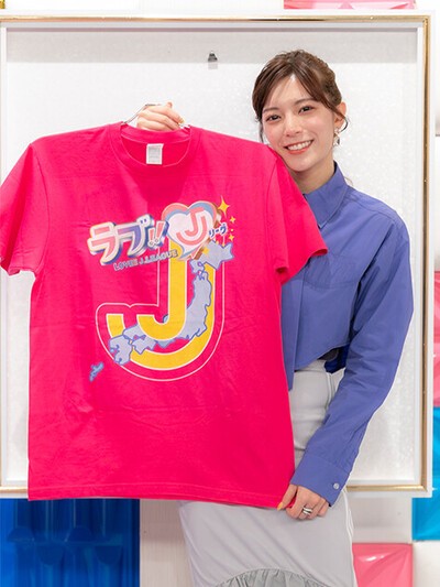 番組セット内に掲げてある可愛らしいデザインの『ラブ‼J Tシャツ』　photo by Takahiro Michinaka