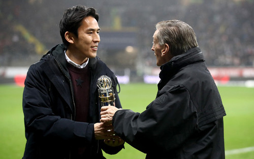 昨年12月、アジア最優秀国際選手のトロフィーが贈られた長谷部誠