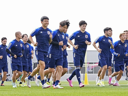 決勝トーナメントを前に調整中の日本代表選手たち photo by Kyodo news