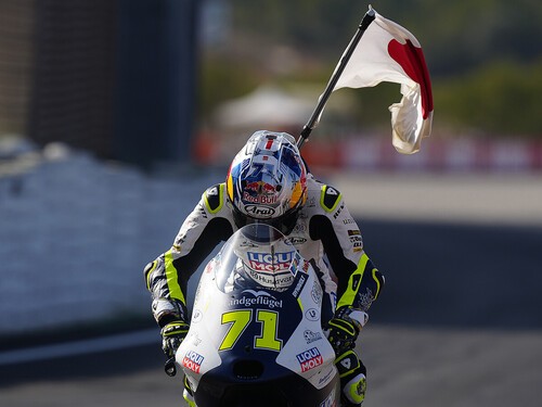 バレンシアGP Moto3クラス決勝で優勝しウィニングラップを披露する佐々木歩夢 photo by MotoGP.com