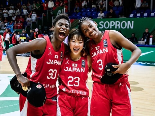 エブリン（左）、ステファニー（右）の馬瓜姉妹と五輪出場の喜びを分かち合う　photo by FIBA