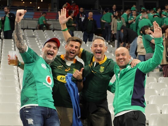 試合後にはアイルランドと南アフリカのファンが交流する姿も