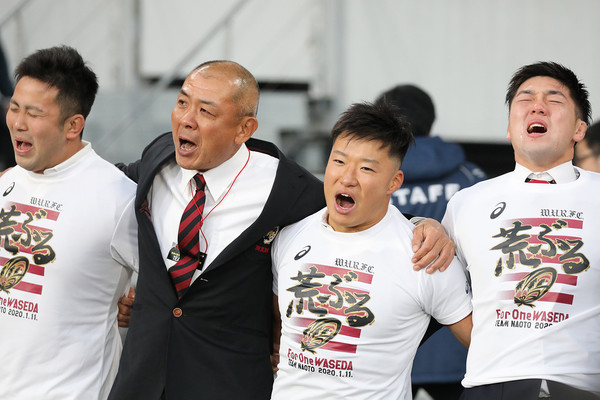 「荒ぶる」を歌う早稲田大学の相良監督と選手たち