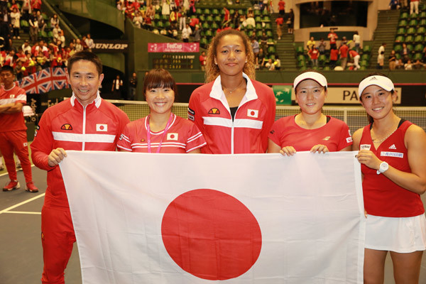 フェドカップ日本代表。左から土橋監督、奈良、大坂、二宮、加藤