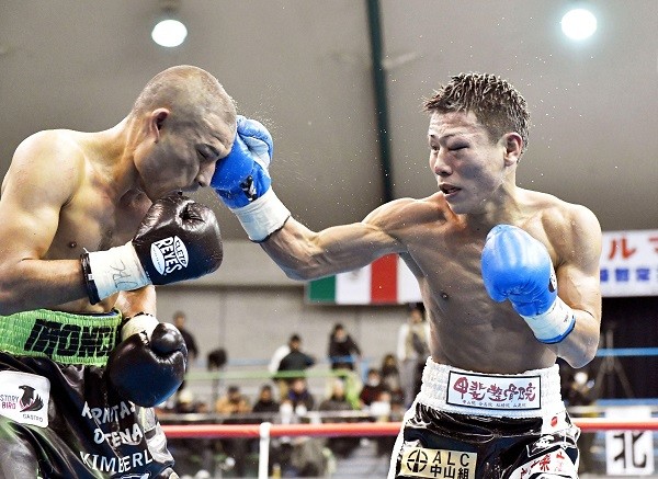 33年ぶりの熊本でのタイトルマッチで、カジェロス（左）を攻める福原（右） photo by Kyodo News