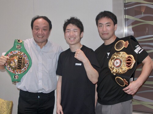 ともに戦う三迫貴志会長（左）と加藤健太トレーナー（右）。4団体統一を目指す上でなくてはならない存在　photo by Aizu Yasunari