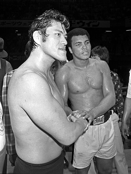 1976年６月26日の試合後、握手を交わす猪木（左）とアリ