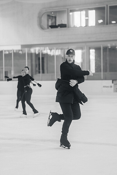 スケーターに振り付けをするブノワ・リショー氏　photo by peak-ice