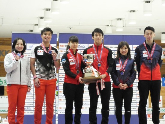 前回大会の上位３チーム。左から準優勝の「藤澤山口」、優勝の「松村・谷田」、３位の「吉田・清水」