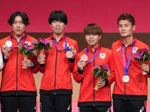 アジア大会銅メダルのフルーレ団体の（左から）鈴村健太、敷根崇裕、飯村一輝、松山恭助