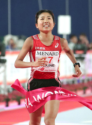 初マラソンで苦しい表情を見せながらも、日本人１位でゴールした関根花観