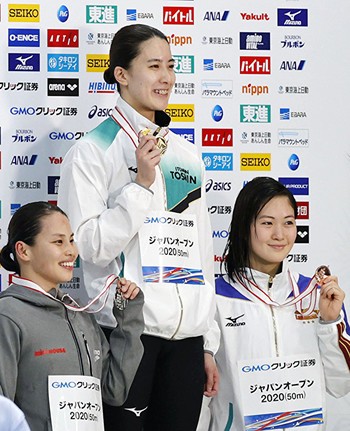 400mでは清水咲子（左）とワンツーフィニッシュを飾った大橋悠依（中央）
