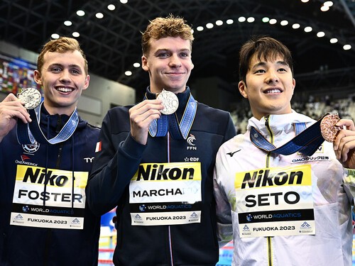 瀬戸大也がパリ五輪の金メダルを目指す上で、最大のライバルとなるのがレオン・マルシャン（中央）だ