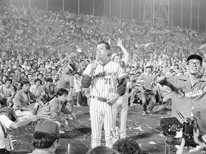1978年のリーグ優勝決定後、グランドに乱入したファンの前で挨拶する広岡監督photo by Sankei Visual記事を読む＞八重樫幸雄に巨人レギュラーの可能性「トレードの話があったみたい」