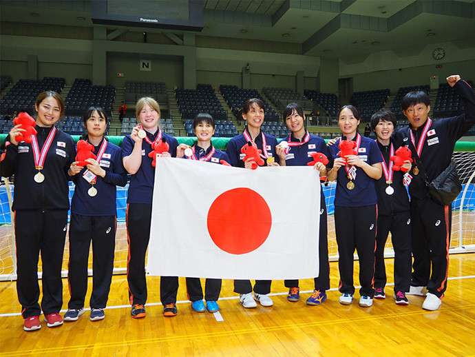 今大会、全試合でセンターを務めた高橋利恵子（左から２番目）photo by Hoshino Kyoko記事を読む＞ゴールボール日本女子、３連覇達成。攻守の要の新戦力が自信をつかむ