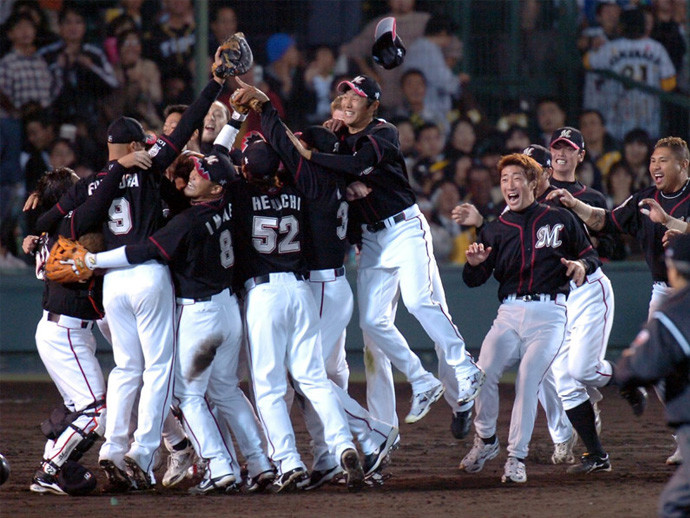 2005年、日本シリーズで阪神を４タテし、31年ぶりの日本一に輝いたロッテphoto by Sankei Visual記事を読む＞2005年伝説の日本一のロッテは「今では当たり前」の野球の先駆者だった