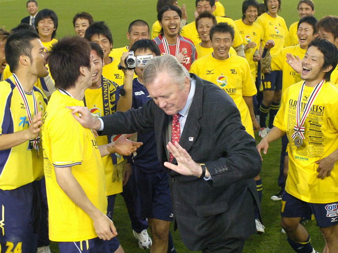 2005年に、ジェフの監督としてナビスコ杯を制したオシム氏（中央）photo by Kyodo News記事を読む＞オシムに激怒された坂本將貴の回顧。翌日告げられた言葉で真意を知った