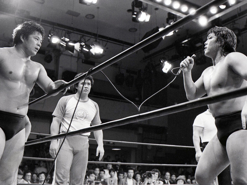 1982年、リング上で藤波（左）に反逆した長州（右）　photo by Tokyo Sports/AFLO記事を読む＞＞猪木、長州、前田、三銃士、鶴田、外国人たちを語り尽くした＞＞